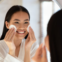 Lait nettoyant et hydratant à la l'aloe vera. L'aloe vera et la mauve hydratant, apaisent et rééquilibrent la peau, en lui donnant de la douceur et en la nourrissante, assurant ainsi une activité apaisante et adoucissante.