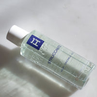 Démaquillant doux pour les yeux Formule pour le démaquillage de tous types de produits, elle améliore en douceur l'hydratation superficielle et profonde de l'épiderme, en protégeant les capillaires de la région et en exerçant une action apaisante marquée.